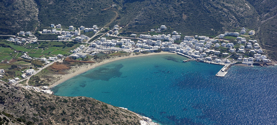 Ο κόλπος των Καμαρών στη Σίφνο
