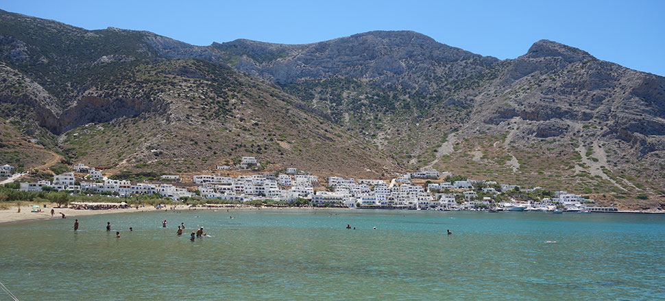 Η παραλία στις Καμάρες της Σίφνου