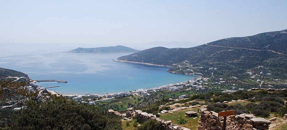 Ο κόλπος του Πλατύ Γιαλού στη Σίφνο