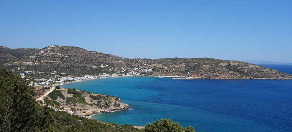 Ο κόλπος και το αλιευτικό καταφύγιο του Πλατύ Γιαλού