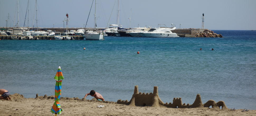 Η παραλία του Πλατύ Γιαλού στη Σίφνο